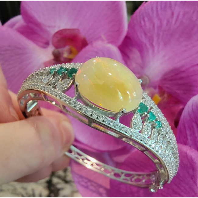 Absolutly spectacular CASCADE OF LIGHTS 25.5 carat Golden Ethiopian Opal .925 Sterling Silver Bracelet bangle
